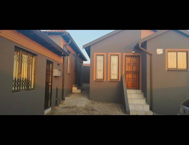2 BEDROOM PROPERTY TO RENT IN KAGISO 2